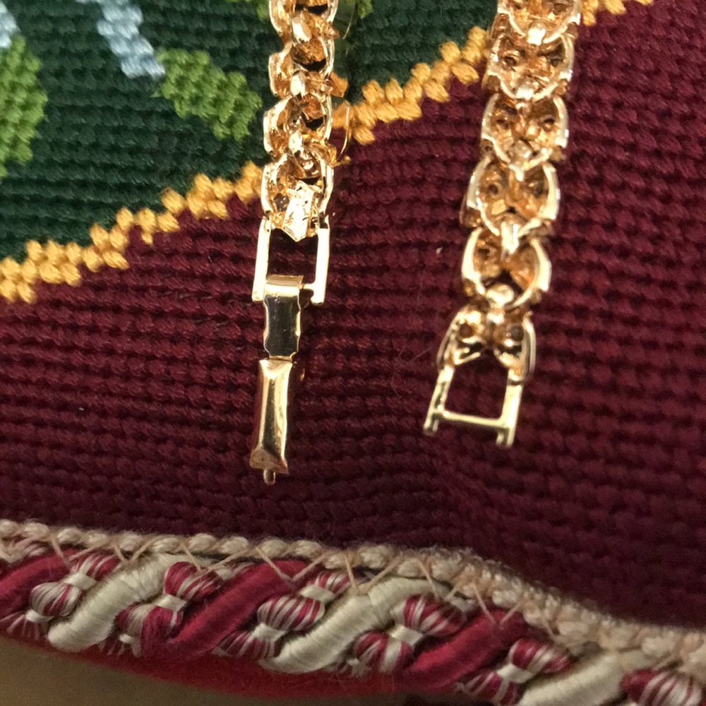 Goldtone Leaf earrings & Necklace - Picture 7 of 10